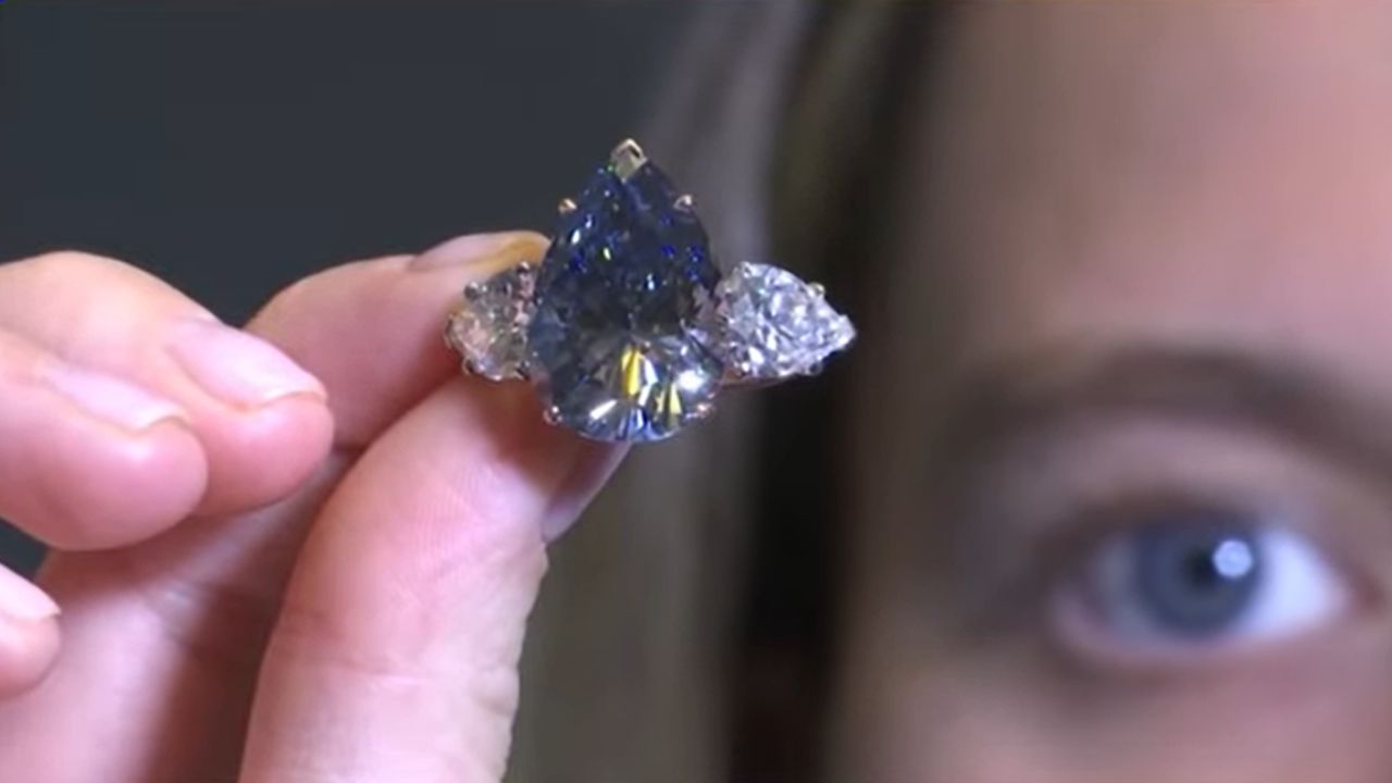 Raro diamante azul vai a leilão e pode ser arrematado por R$ 244 milhões