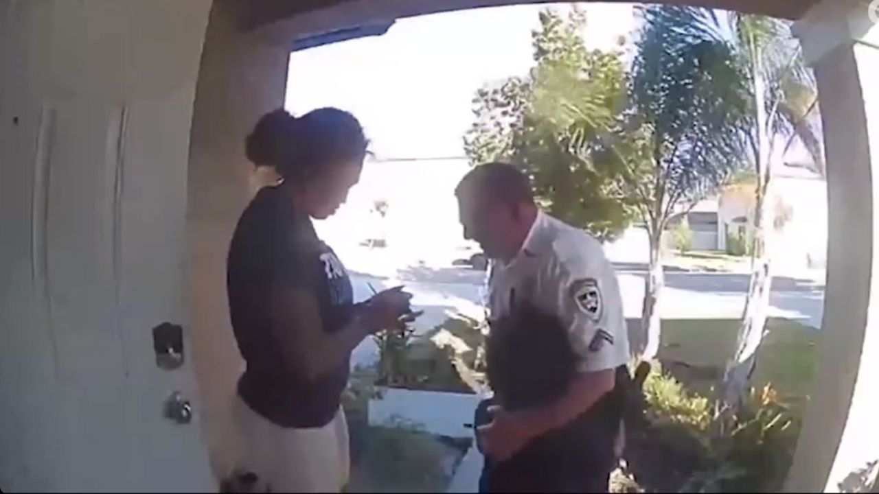 Nos EUA, menino liga para o 911 para abraçar policial