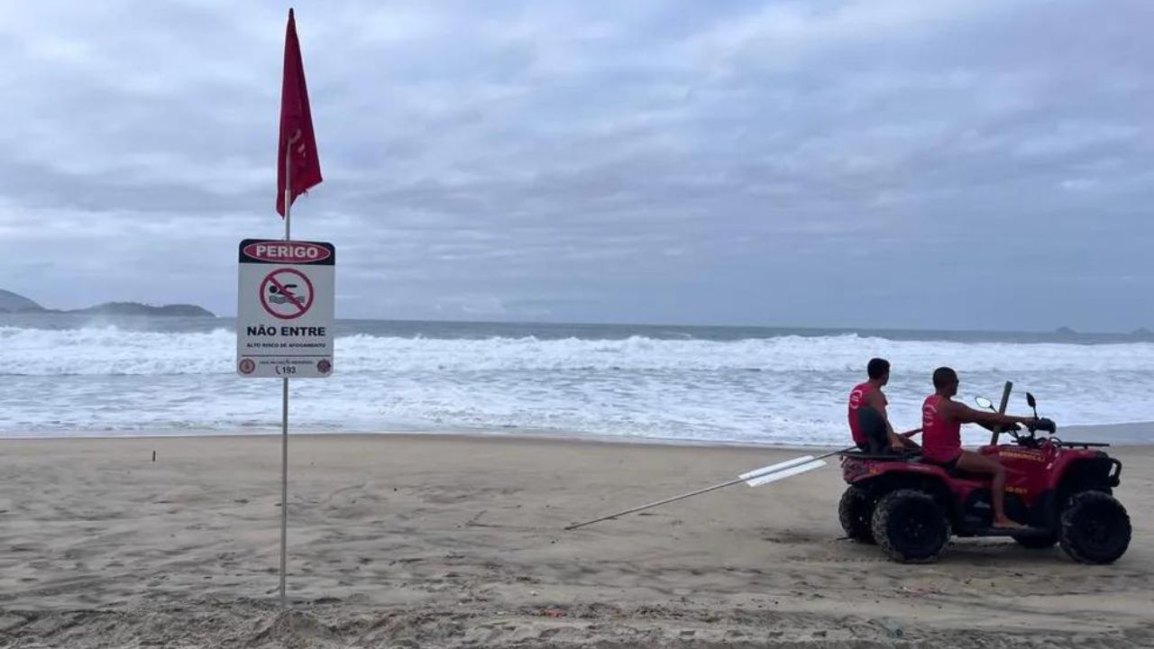 Bombeiros encontram corpo de adolescente que desapareceu no mar em Ipanema