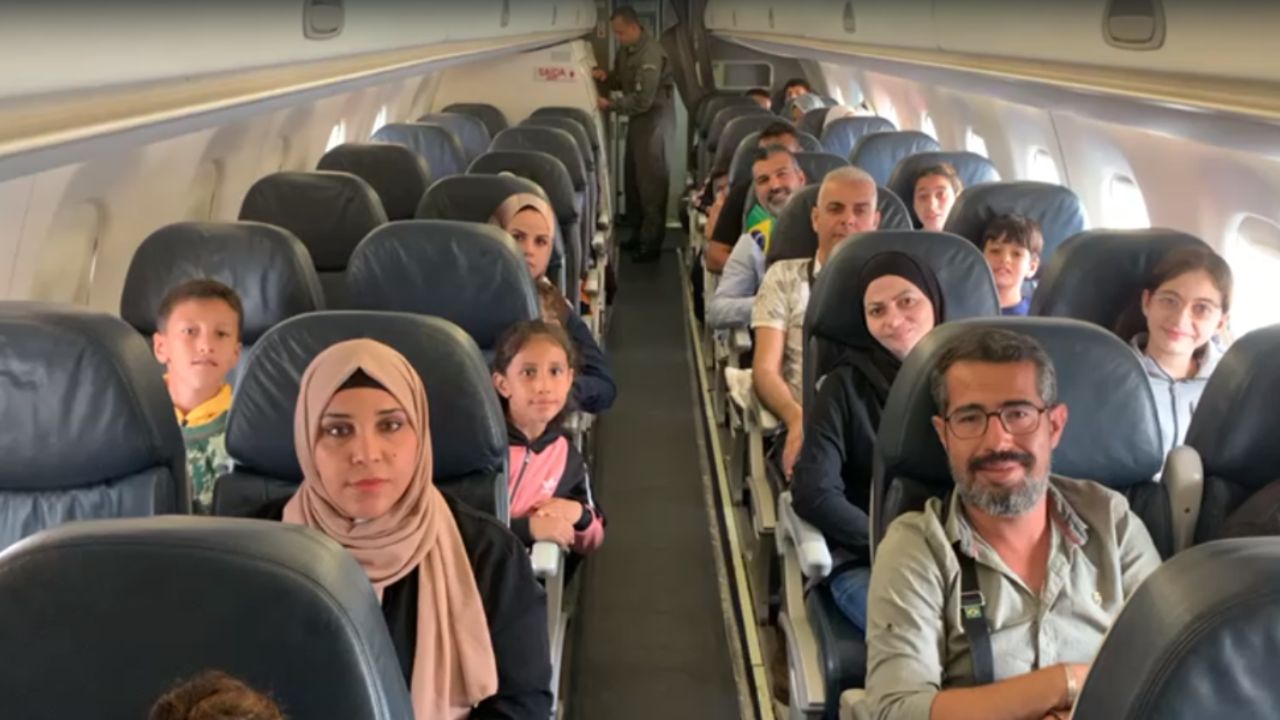 Brasileiros que se encontravam em Gaza decolam do Cairo em direção ao Brasil