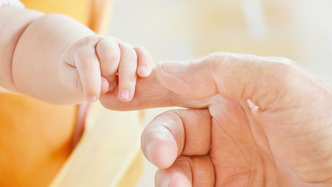 Bebê morre após justiça britânica ordenar desligamento de aparelhos, no Reino Unido
