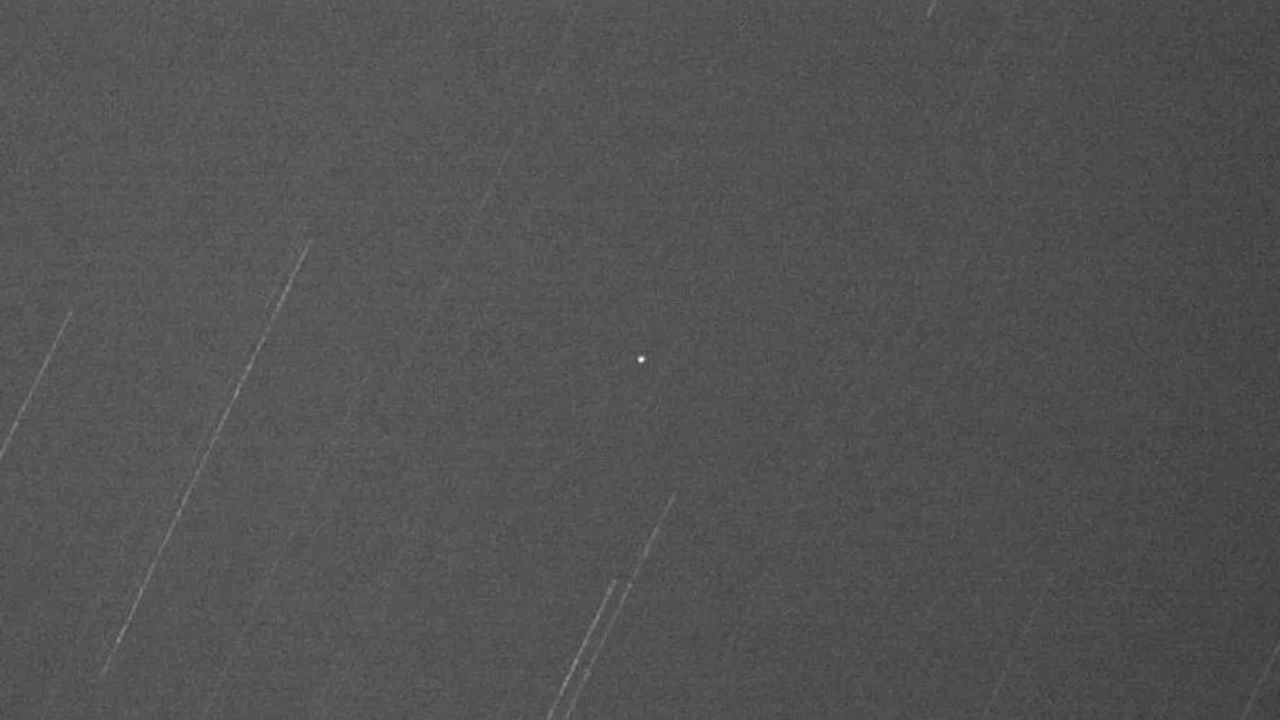 Telescópio flagra maleta de ferramentas ‘perdida’ por astronautas