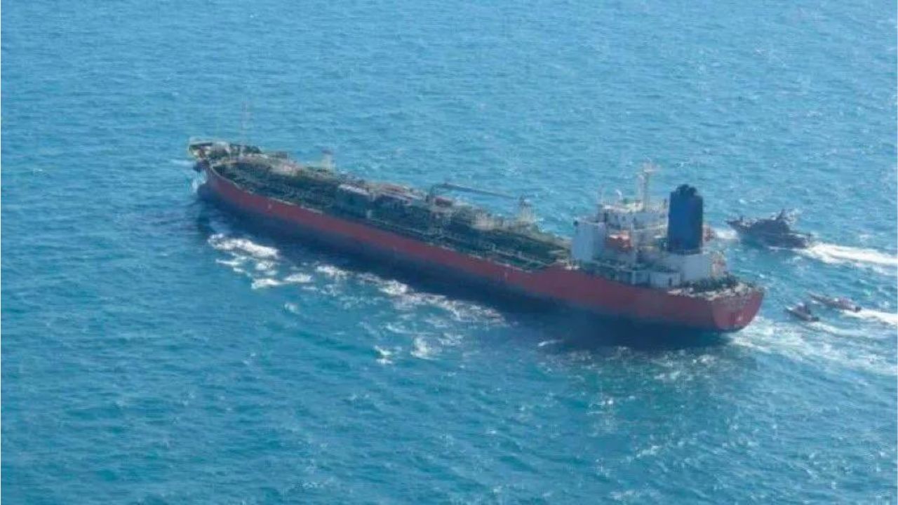 Rebeldes pró-Irã lançam mísseis contra navio de guerra americano USS Mason