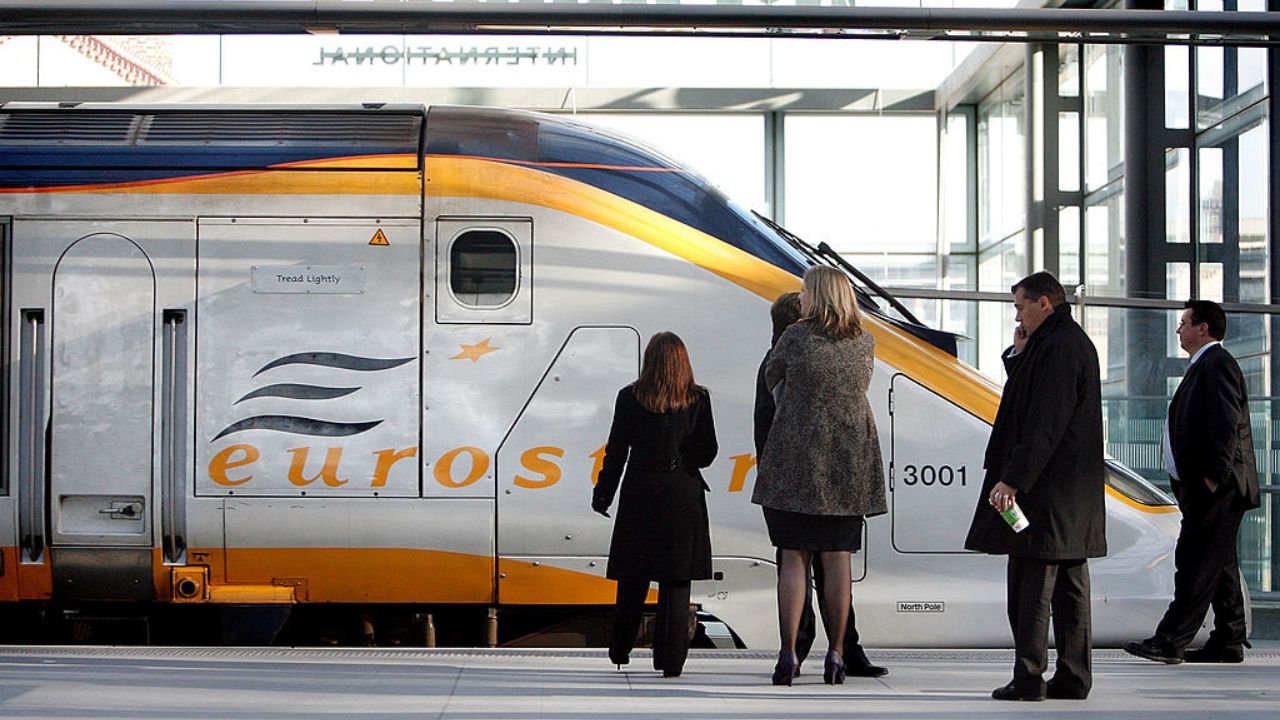 Passageiros de trem ficam 8 horas presos dentro de túnel na Europa