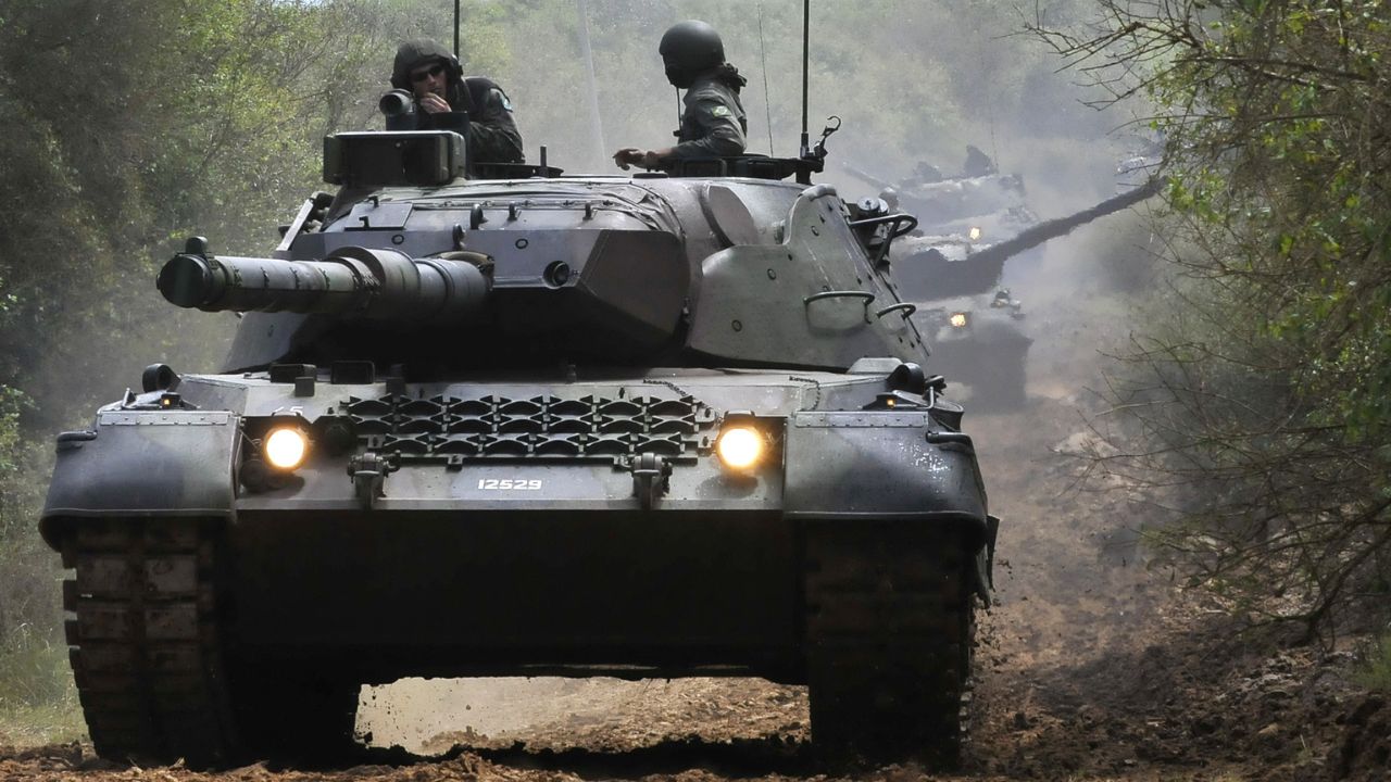 Exército brasileiro envia veículos blindados à fronteira com a Venezuela