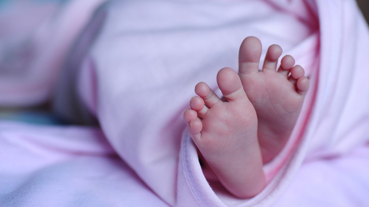 Bebê brasileira vítima de tráfico humano é localizada em Portugal