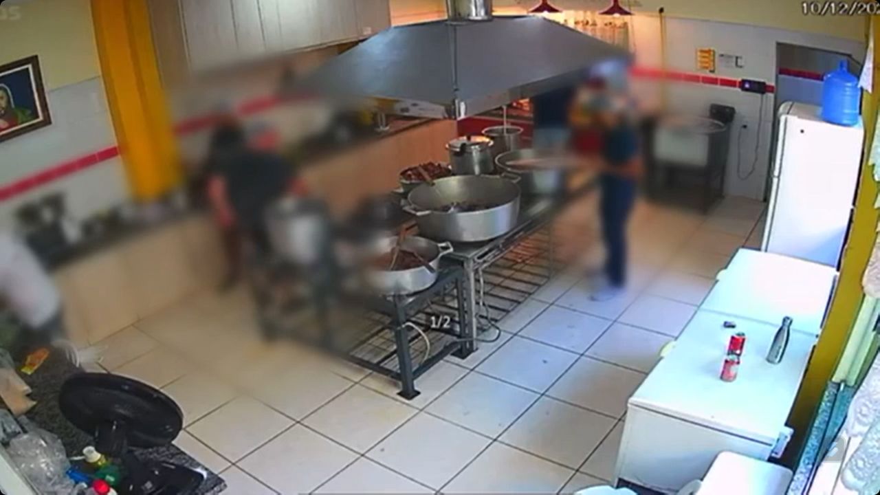 Panela de pressão explode, deixa homem ferido e abre buraco em teto de cozinha