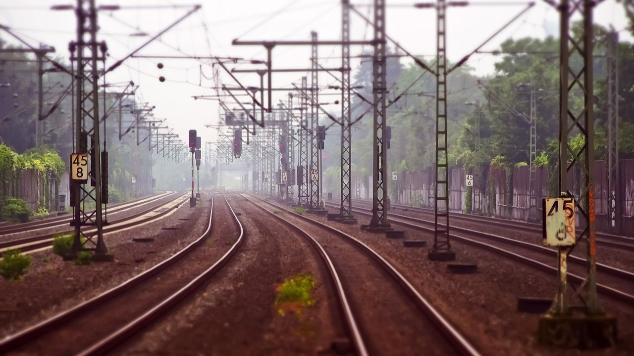Mais de 100 pessoas ficam feridas após vagões de trem se soltarem