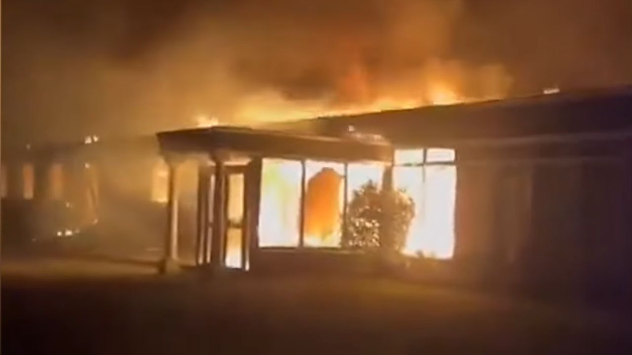 Hotel que abrigaria 70 imigrantes é incendiado durante protestos na Irlanda