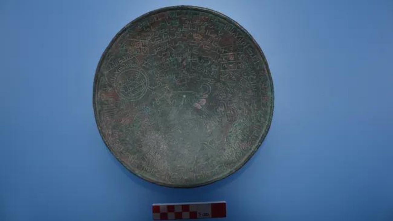 Tigela de 800 anos com desenho de dragão é encontrada em castelo turco