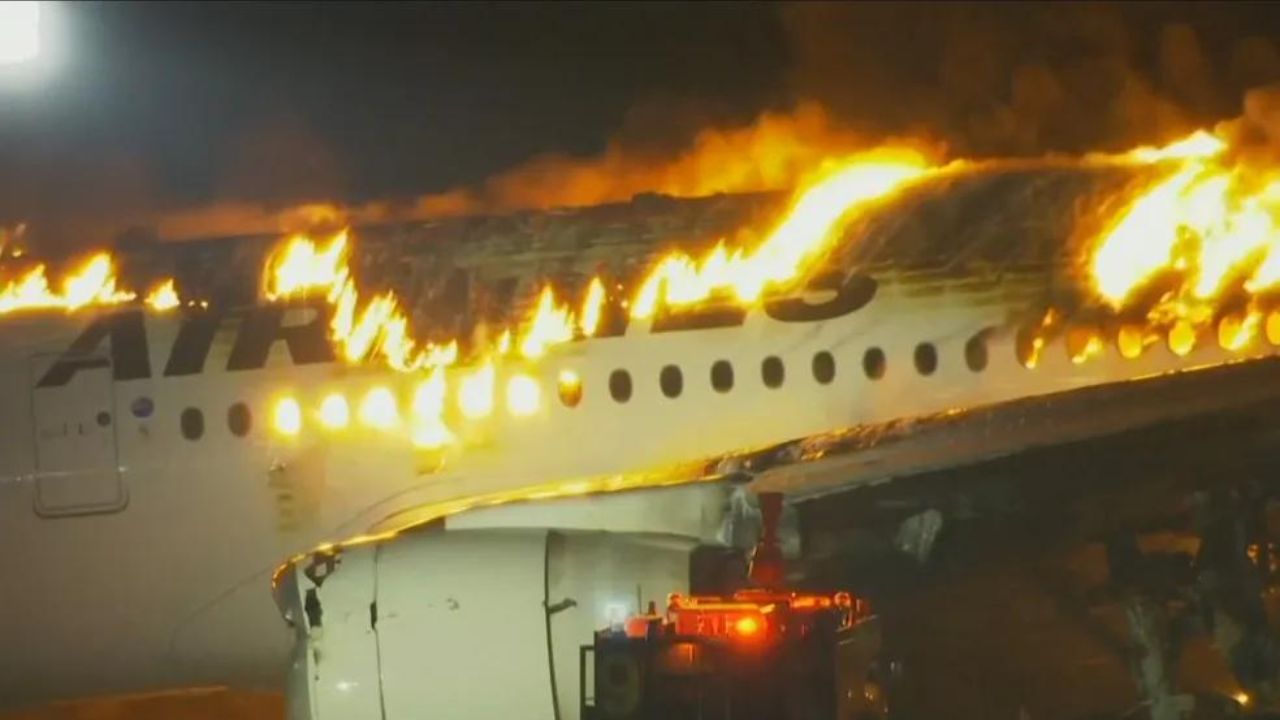 Aeronaves são consumidas por chamas após colisão no Japão