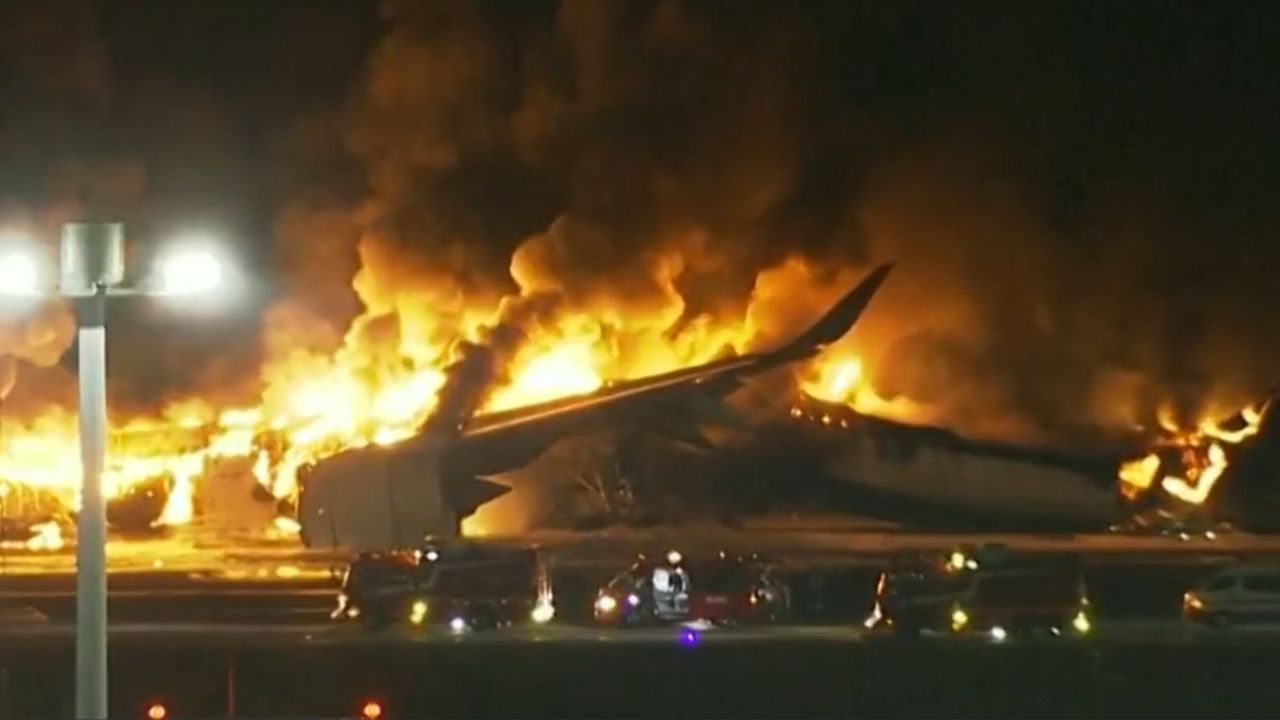Passageiros de avião que pegou fogo fizeram registros do interior da aeronave