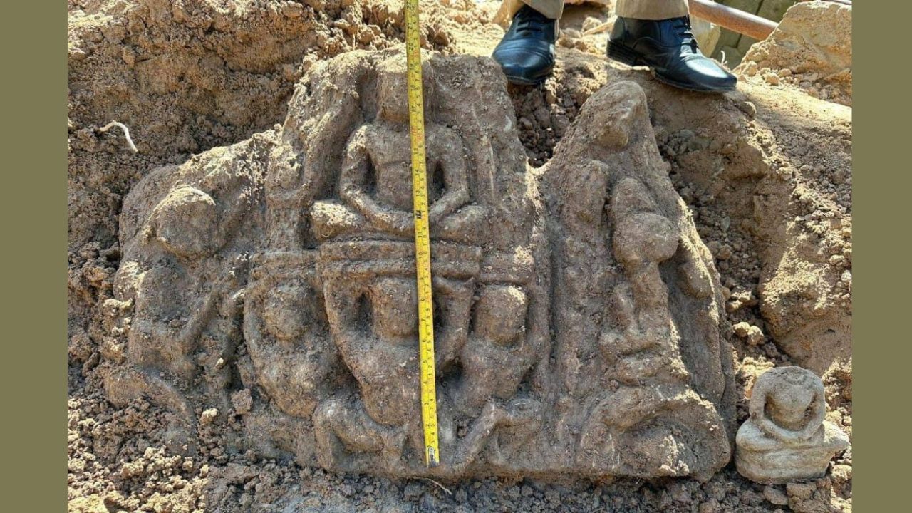 Antigas estátuas de arenito representando Buda são encontradas no Camboja
