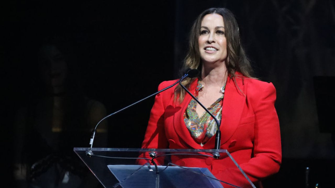 Em programa, Alanis Morissette descobre passado de sua família com o Holocausto