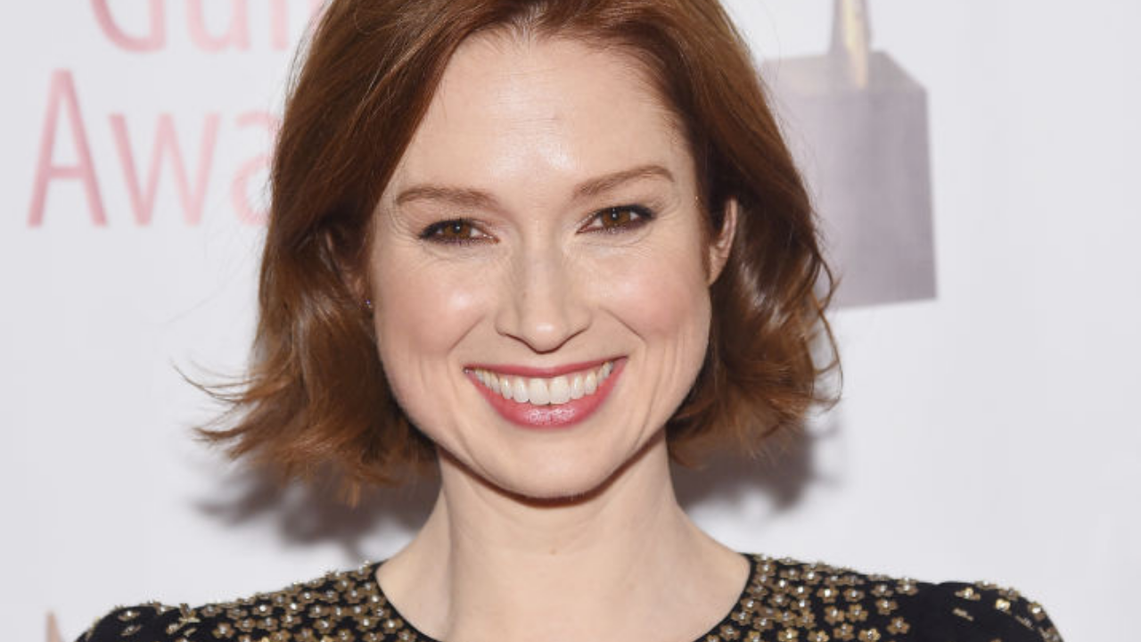 Ellie Kemper, de The Office, pede desculpas por participação em evento racista no passado
