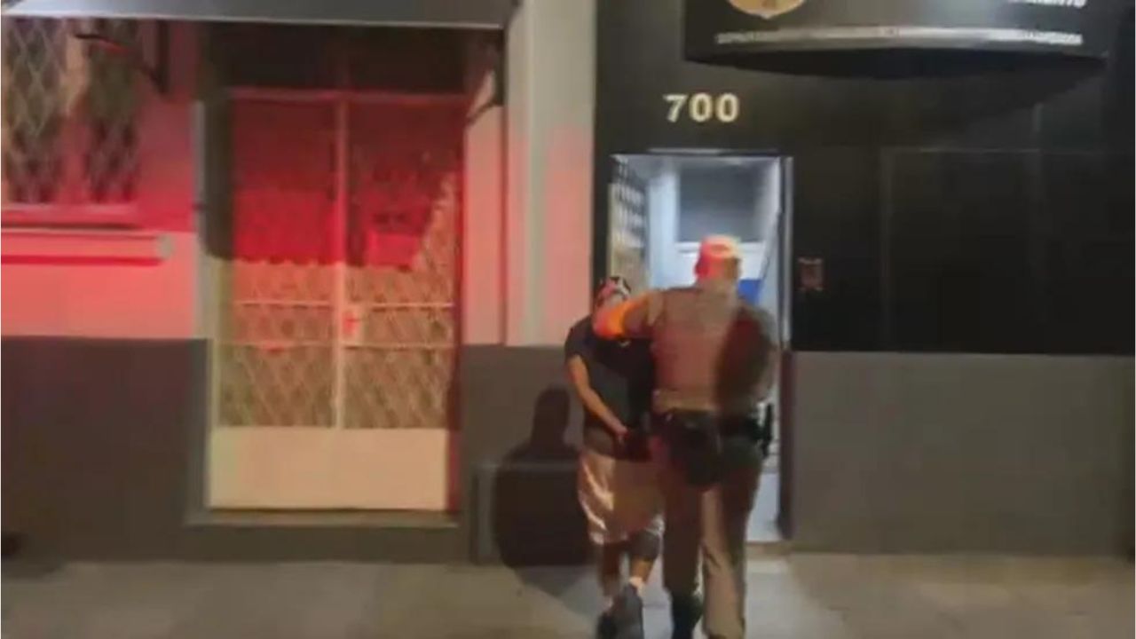 Homem é preso após quatro crianças serem encontradas mortas dentro de sua casa