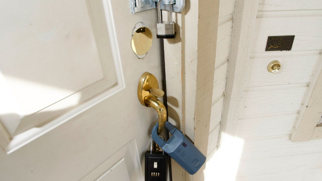 Ladrão tcheco que invade casas e observa pessoas dormindo intriga as autoridades