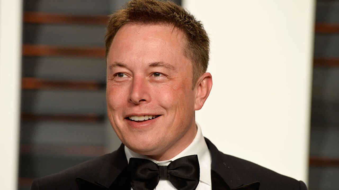 Elon Musk é acusado de incentivar internautas a seguirem grupo conspiracionista