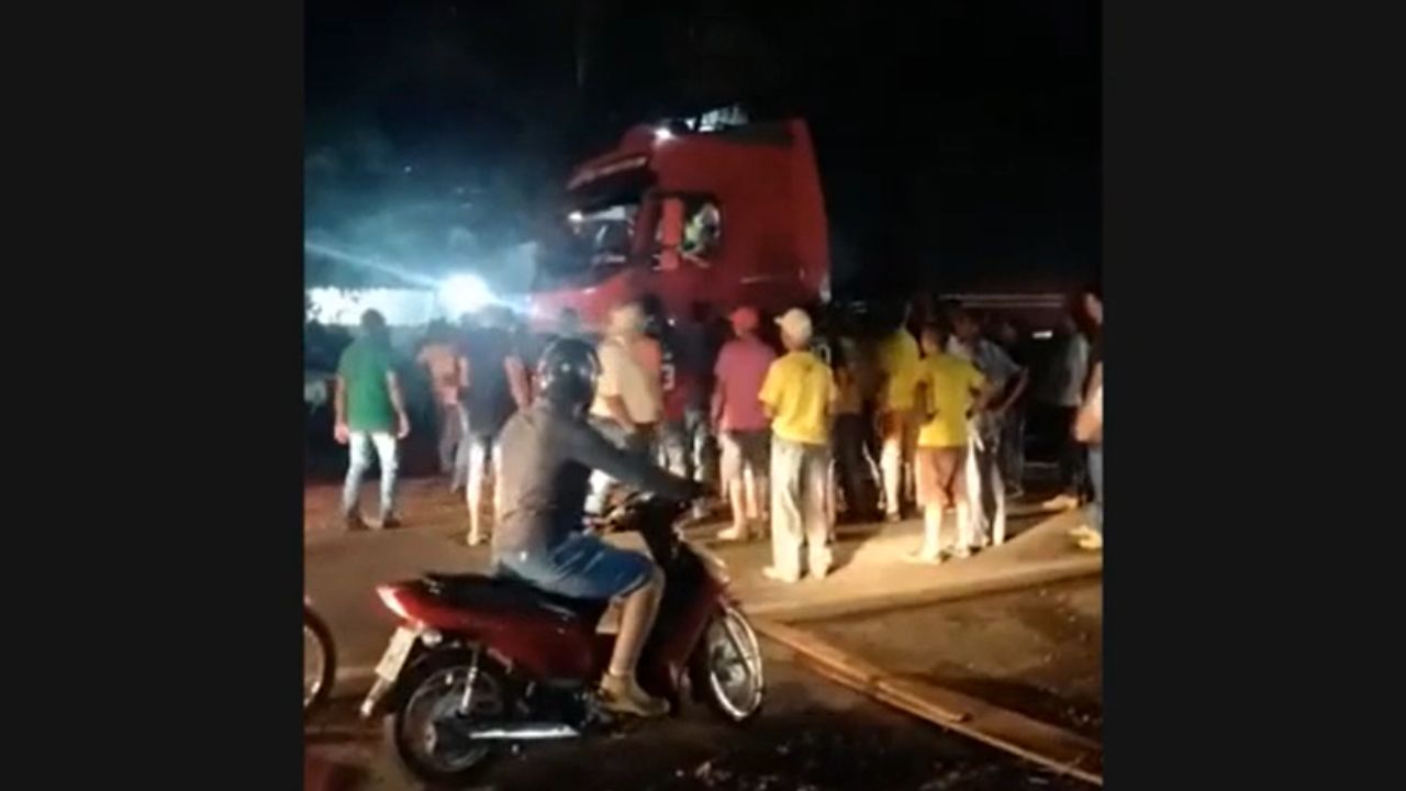 Caminhoneiro fura bloqueio bolsonarista e atropela manifestante em Rondônia