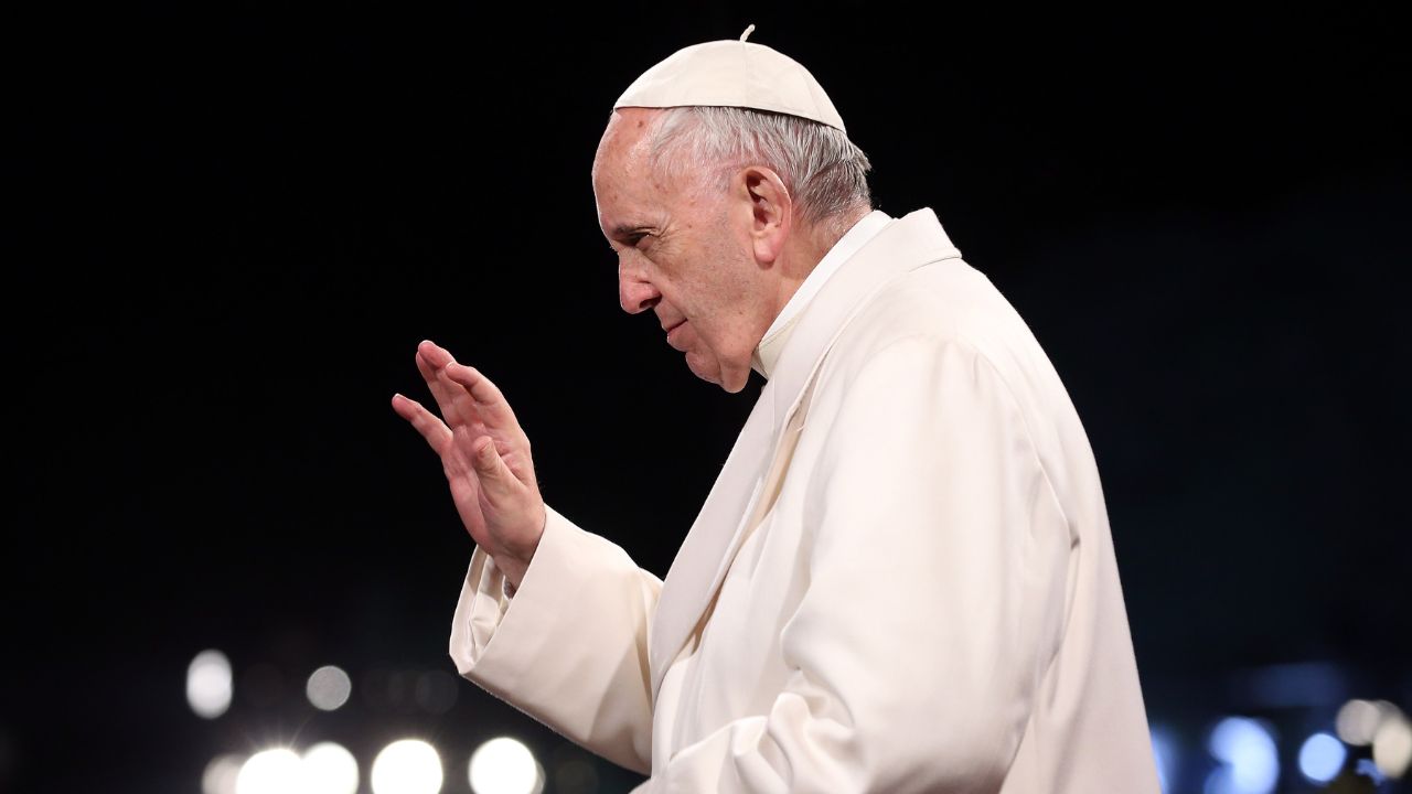 Papa Francisco pede orações por Bento XVI: ‘Está muito doente’