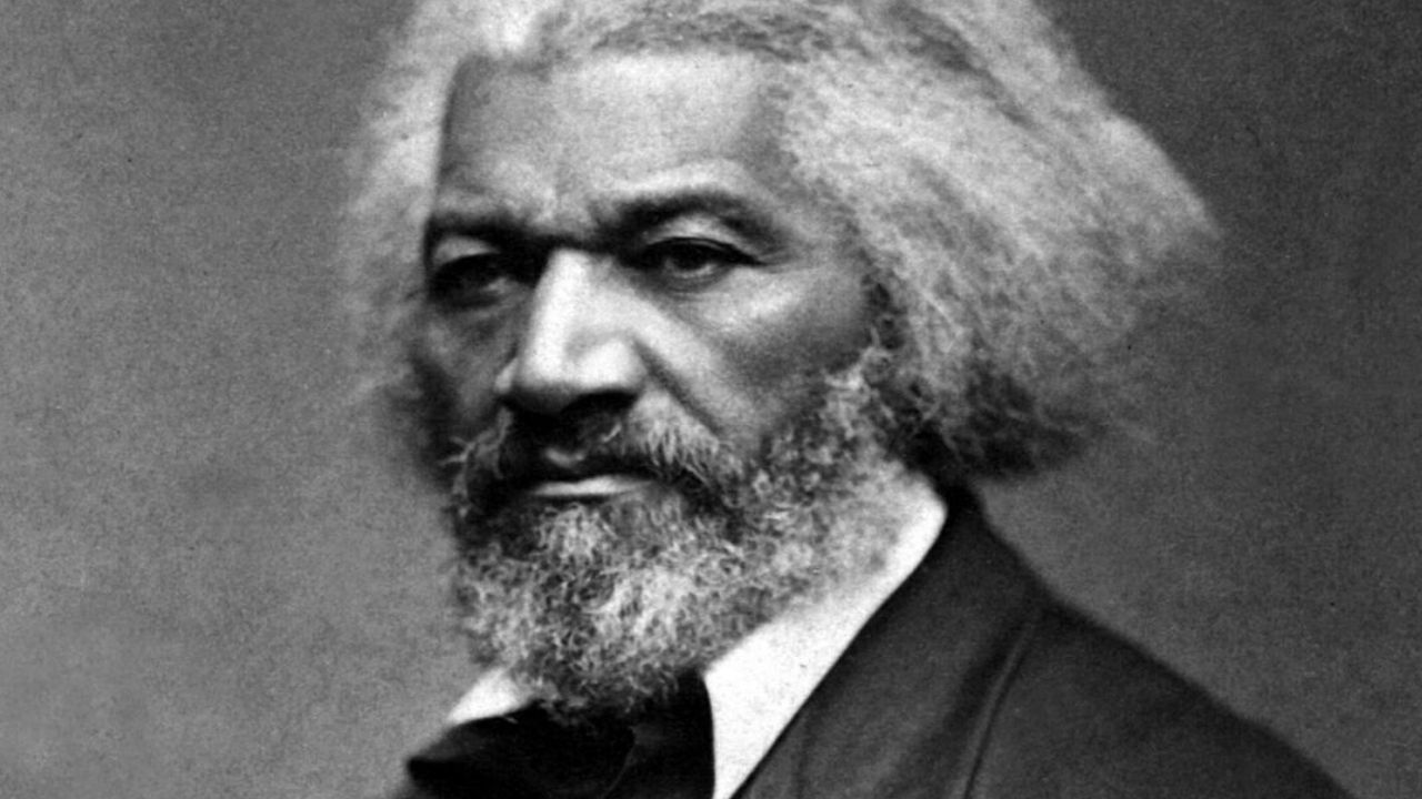 Estátua do líder abolicionista Frederick Douglass é derrubada em Nova York