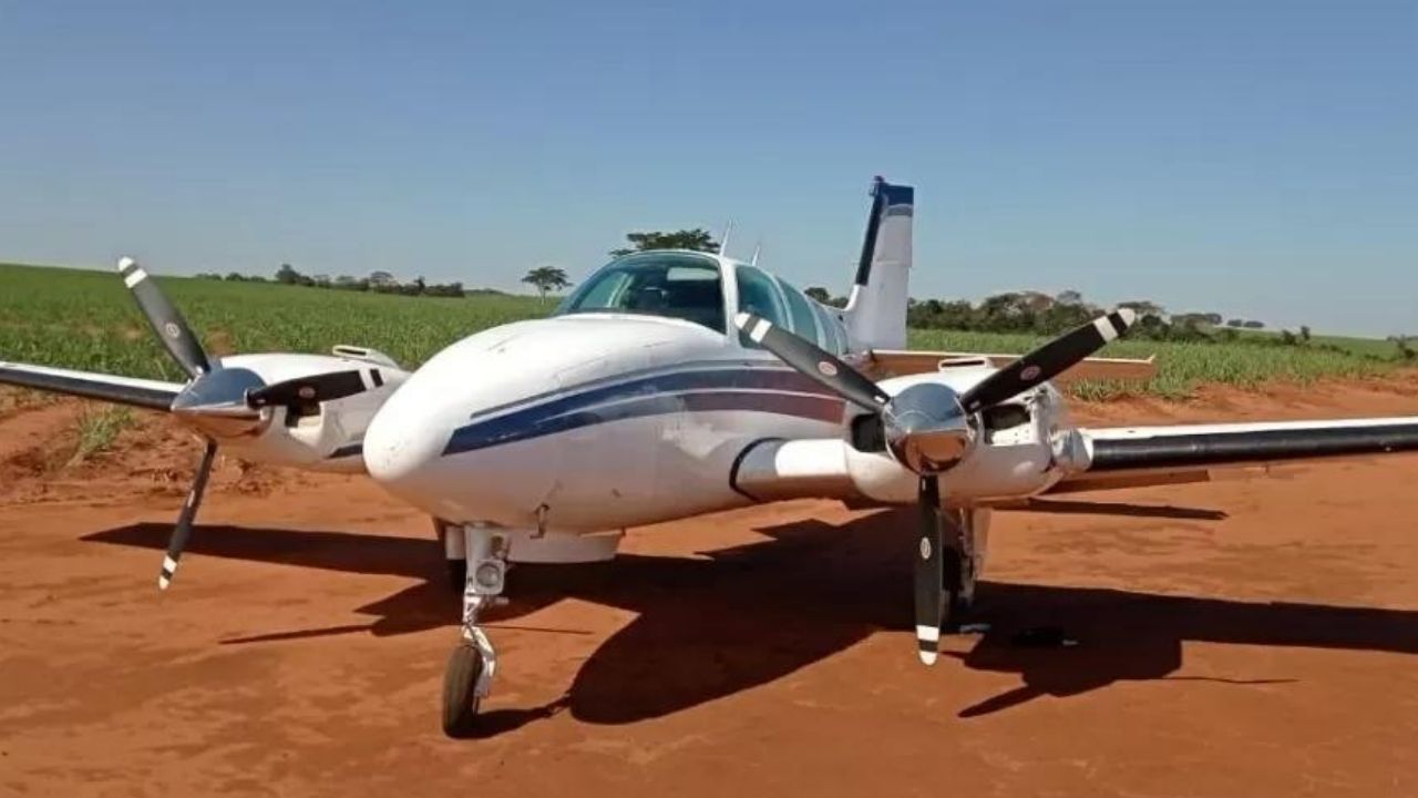 Força Aérea Brasileira intercepta avião com 500 kg de pasta de cocaína