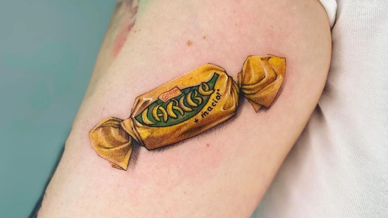 Mulher tatua bombom e recebe 10 kg de chocolates da marca
