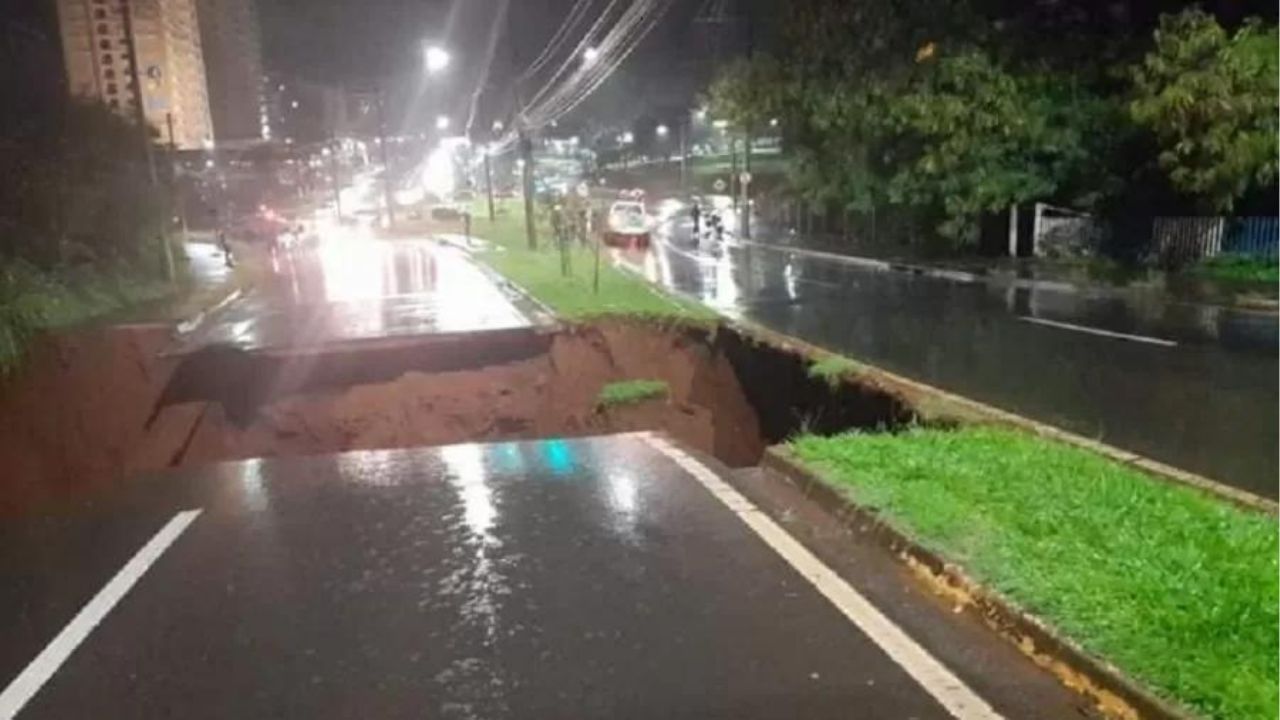 Quatro corpos são encontrados em Araraquara após cratera abrir em avenida
