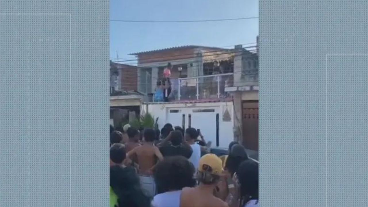 Mulher tem casa invadida por vizinhos ao ser acusada de manter perfil de fofocas na internet