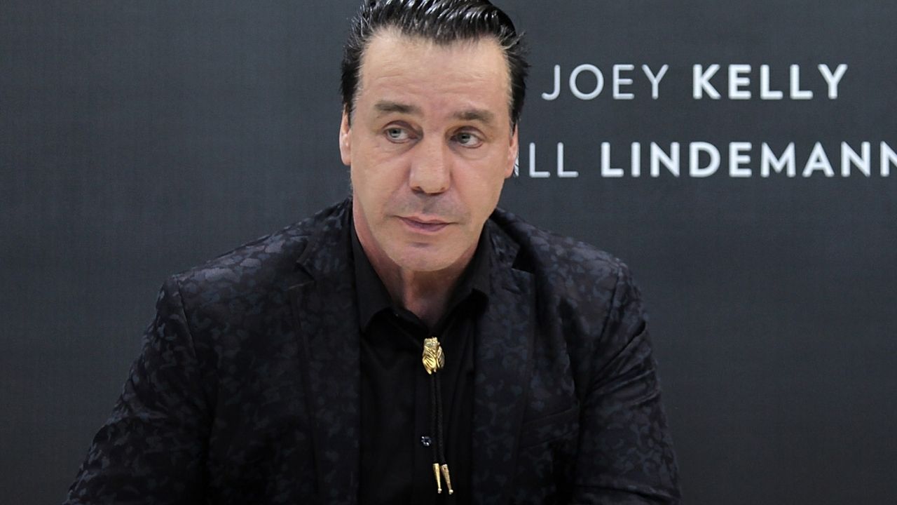 Vocalista do Rammstein é detido na Rússia por violação de protocolos de segurança contra Covid-19