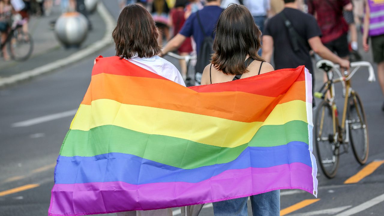 Casal irá denunciar cerimonialista por homofobia ao orçar casamento