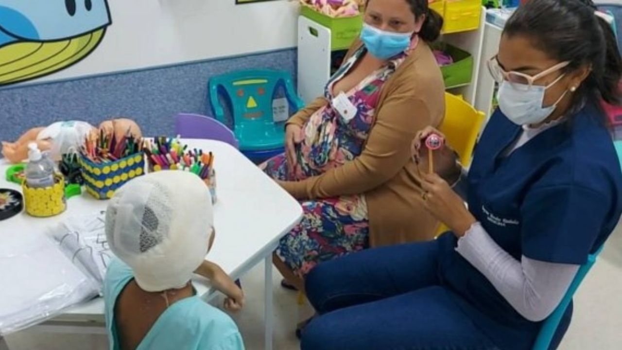 ‘Pensei perder minha filha e minha bebê’, diz mãe grávida que salvou menina de 9 anos de pitbull