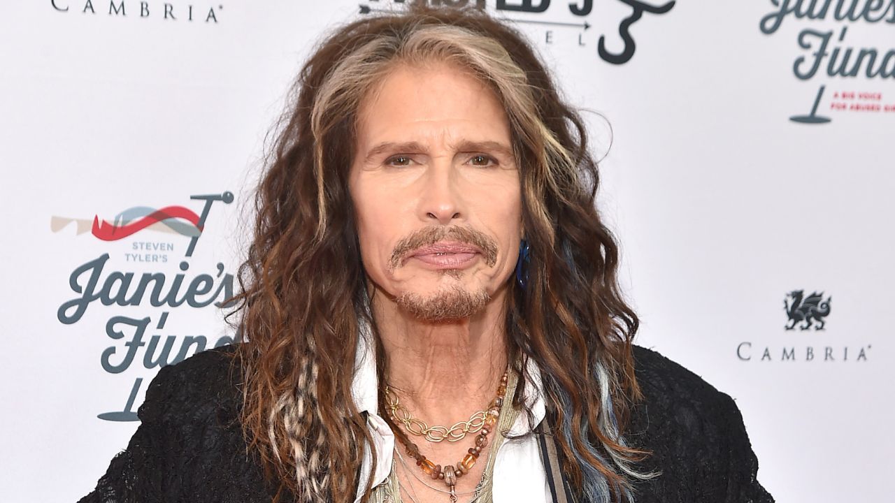Steven Tyler, vocalista do Aerosmith, é acusado de abuso sexual contra adolescente
