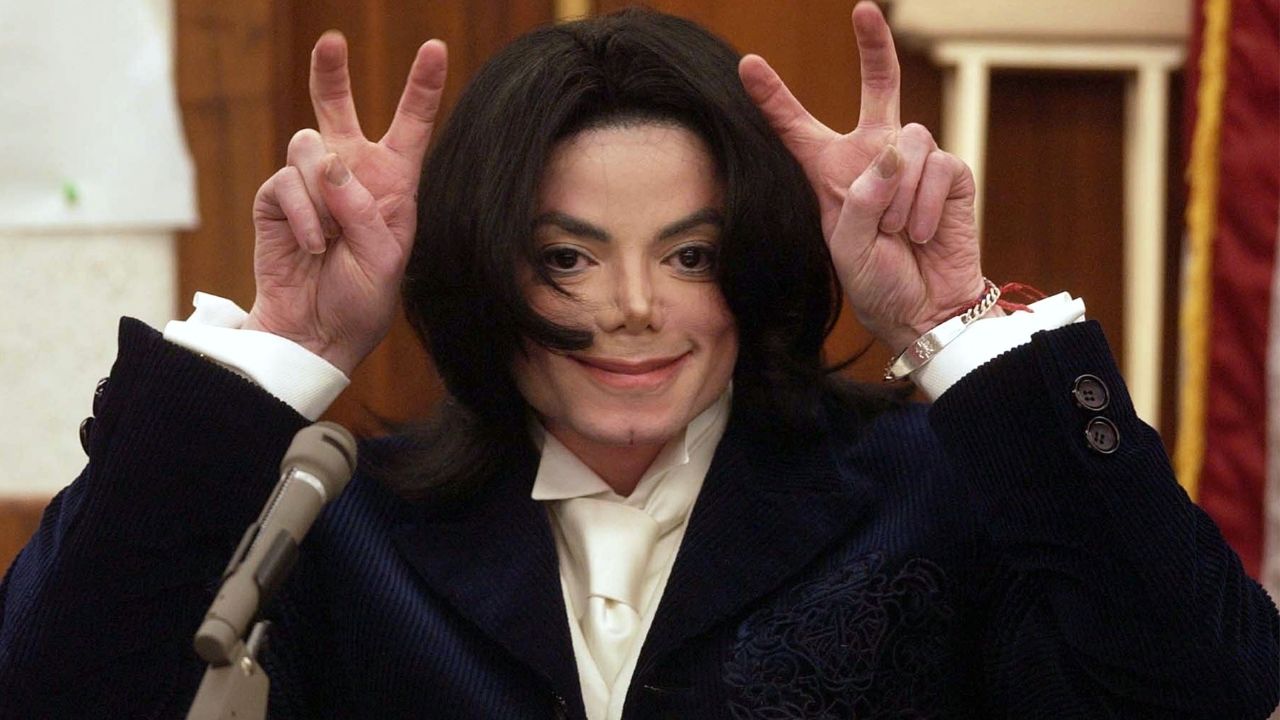 Fãs acusam Sony de mudar voz de Michael Jackson em músicas de seu 1º álbum póstumo