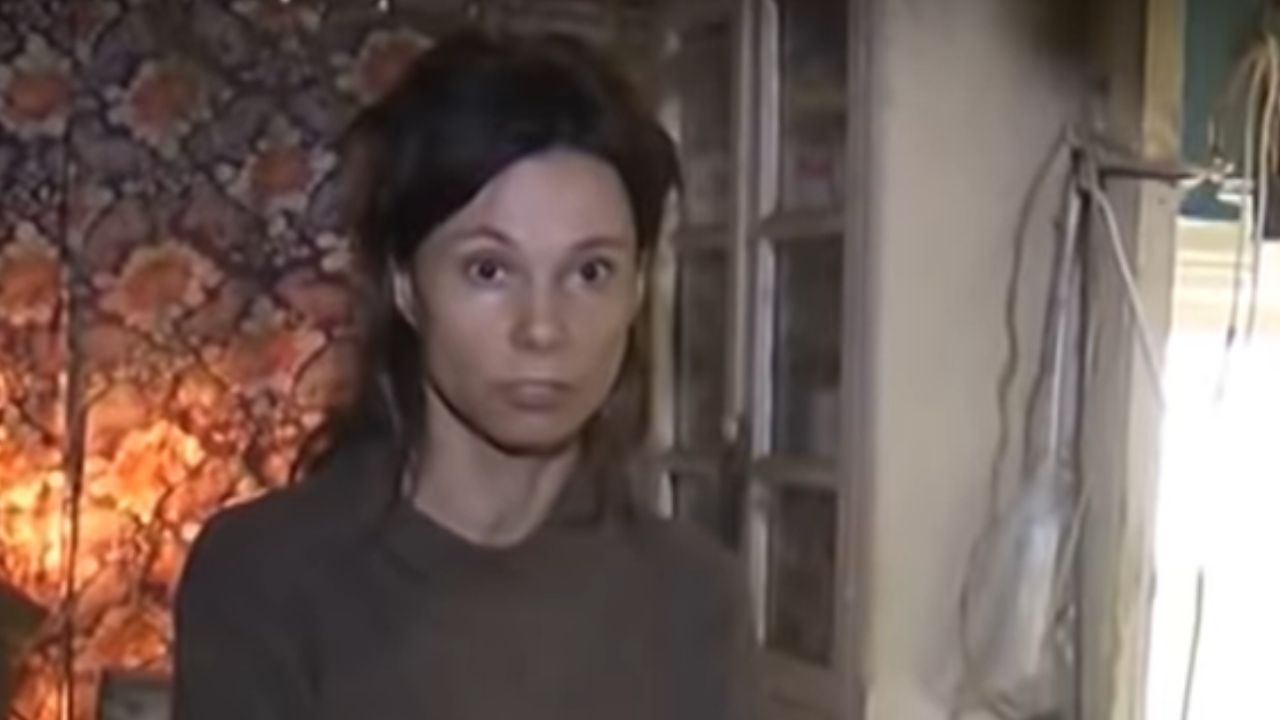Por 26 anos, mãe mantém filha presa dentro de casa, sem água, luz e comendo ração pra gatos