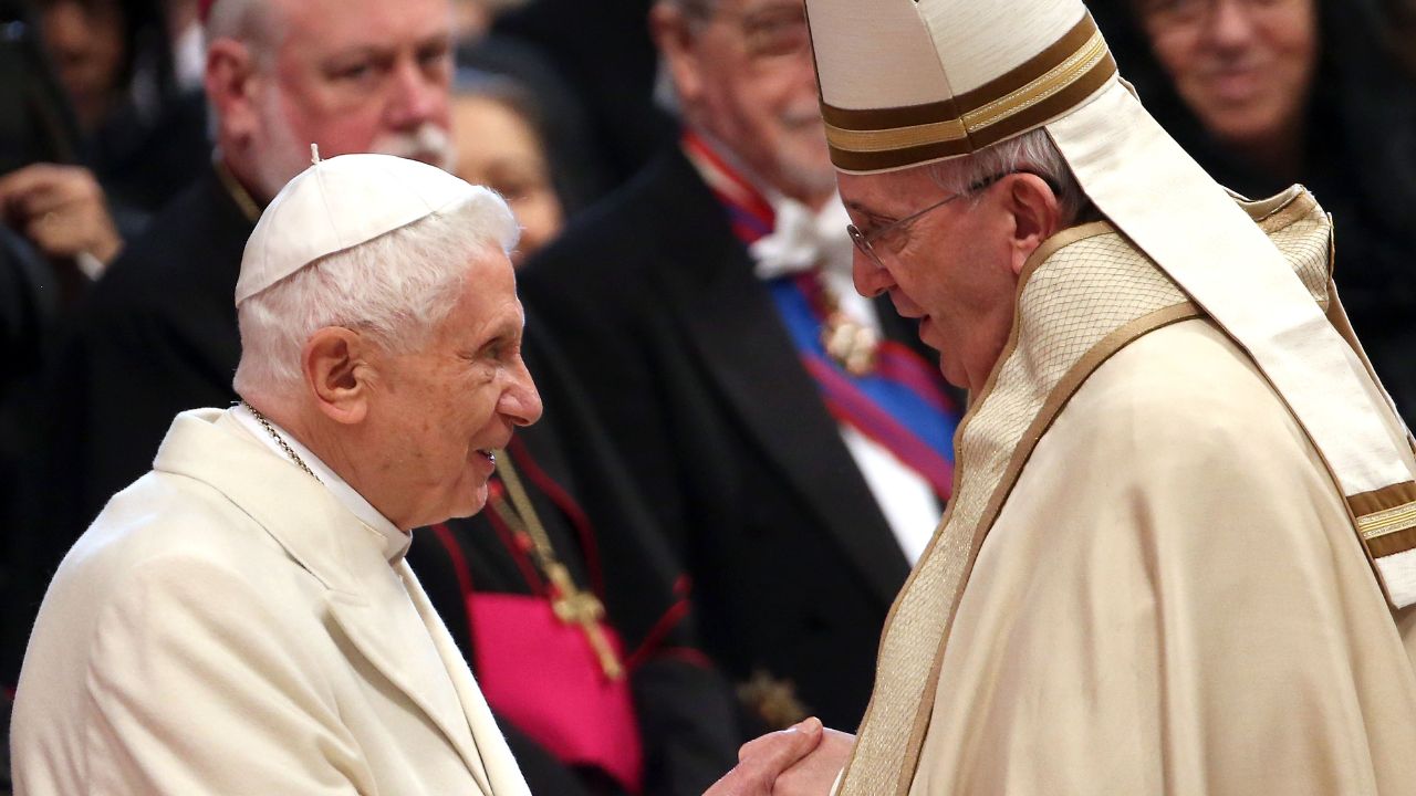 ‘Nobre e gentil’, diz papa Francisco ao homenagear Bento XVI