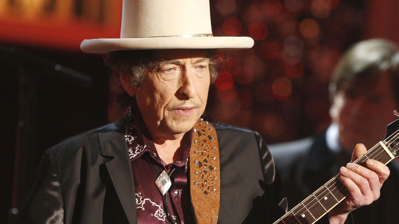 Bob Dylan pede desculpas a fãs que compraram livros com ‘autógrafos’ feitos por máquinas