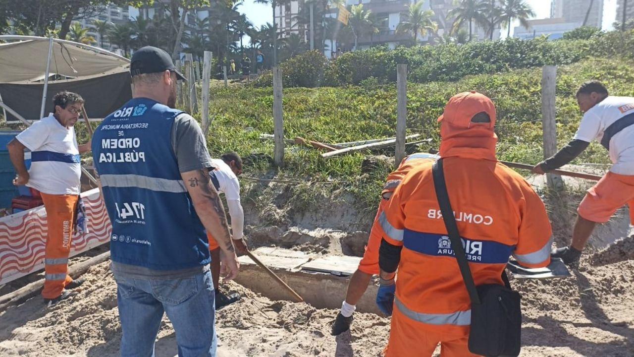 Geladeira com substâncias ilícitas é desenterrada em praia do Rio de Janeiro
