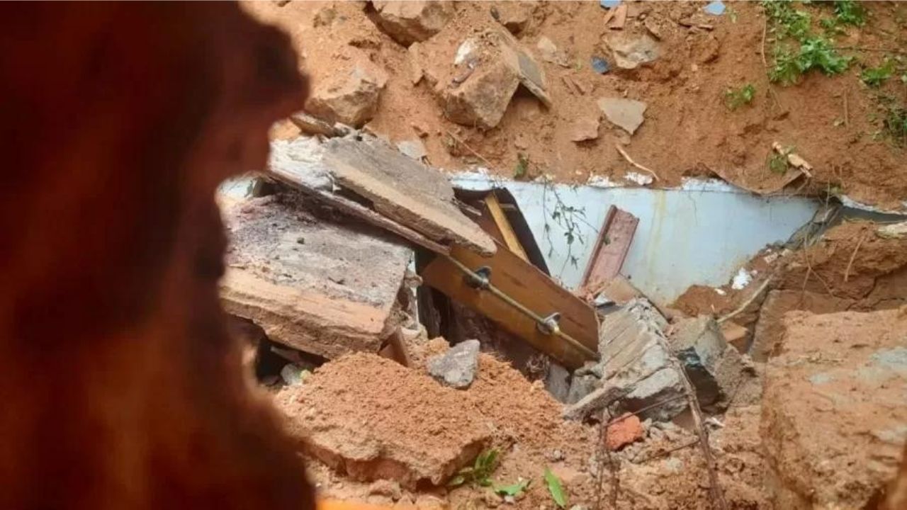 Caixão vai parar dentro de casa após deslizamento, em Minas Gerais