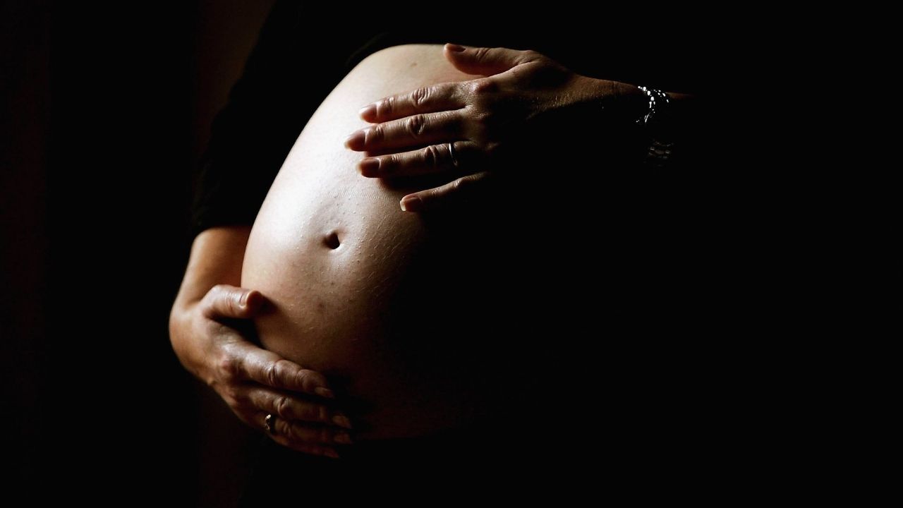 Mulher é autorizada a fazer aborto após descobrir anomalia em feto