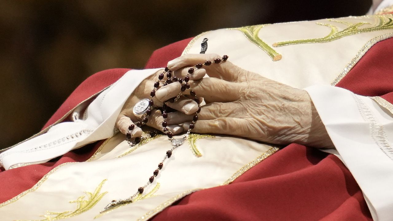 Papa Bento XVI: velório é iniciado e fiéis fazem fila para homenagear religioso