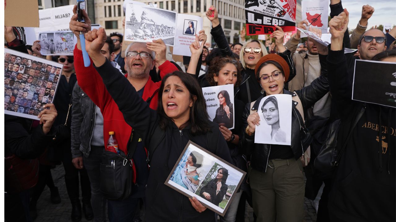 Polícia iraniana lança nova campanha para fiscalizar uso de véu por mulheres