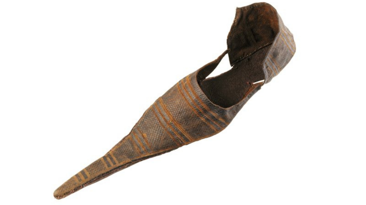 Sapatos da moda absurdamente pontudos levaram a uma onda de joanete na idade média
