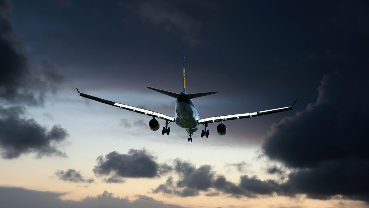 Comissário de bordo morre após ataque cardíaco em voo destinado a Paris