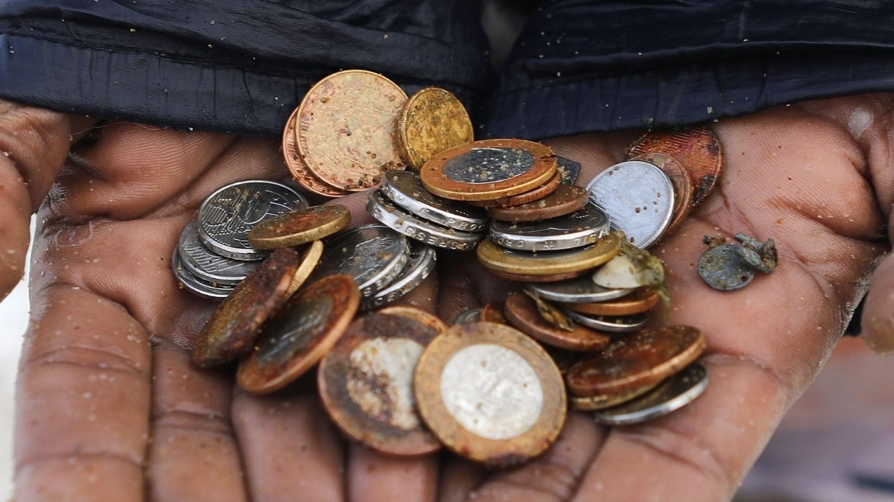 Moedas no bolso salvam mulher de bala perdida no Guarujá