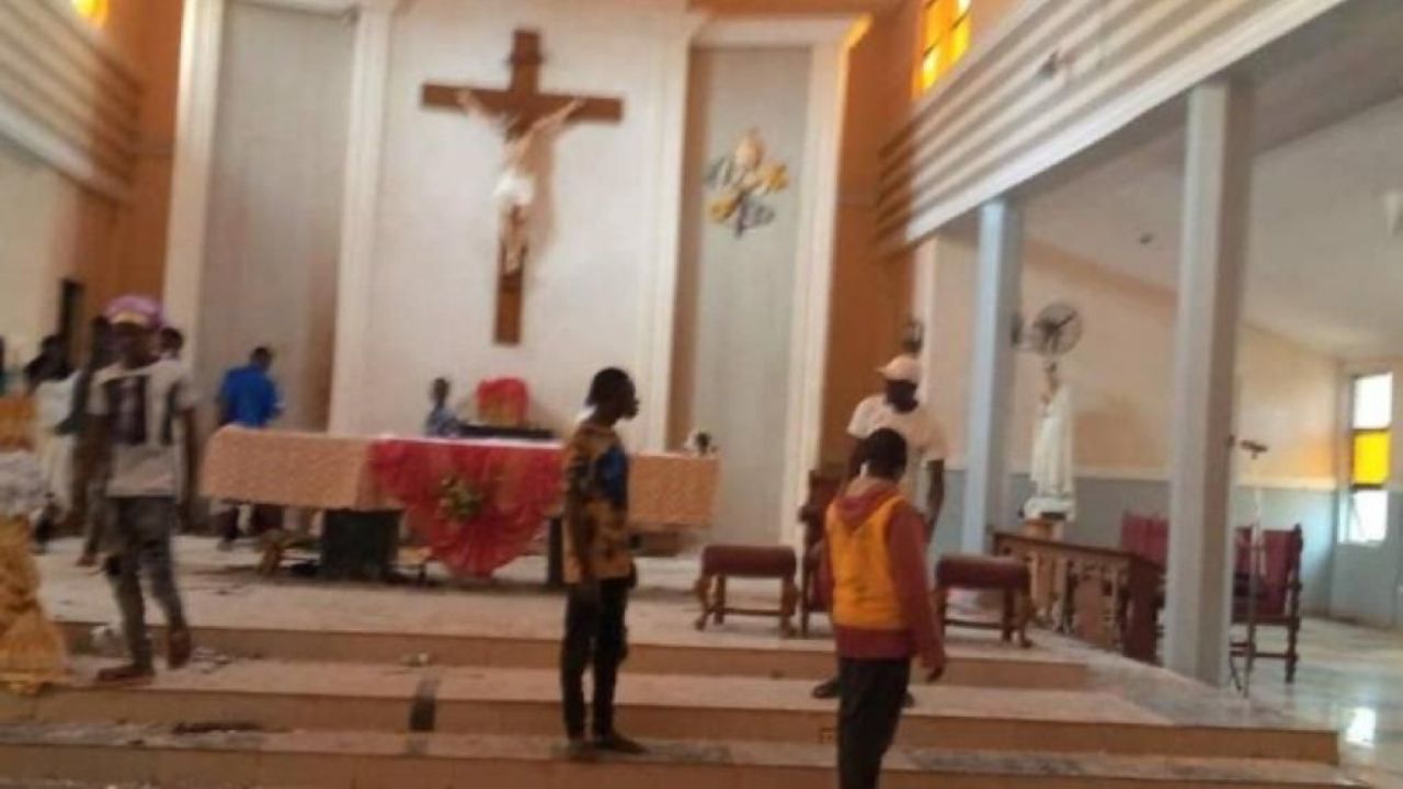 Nigéria: Igreja católica sofre atentado com armas e bombas