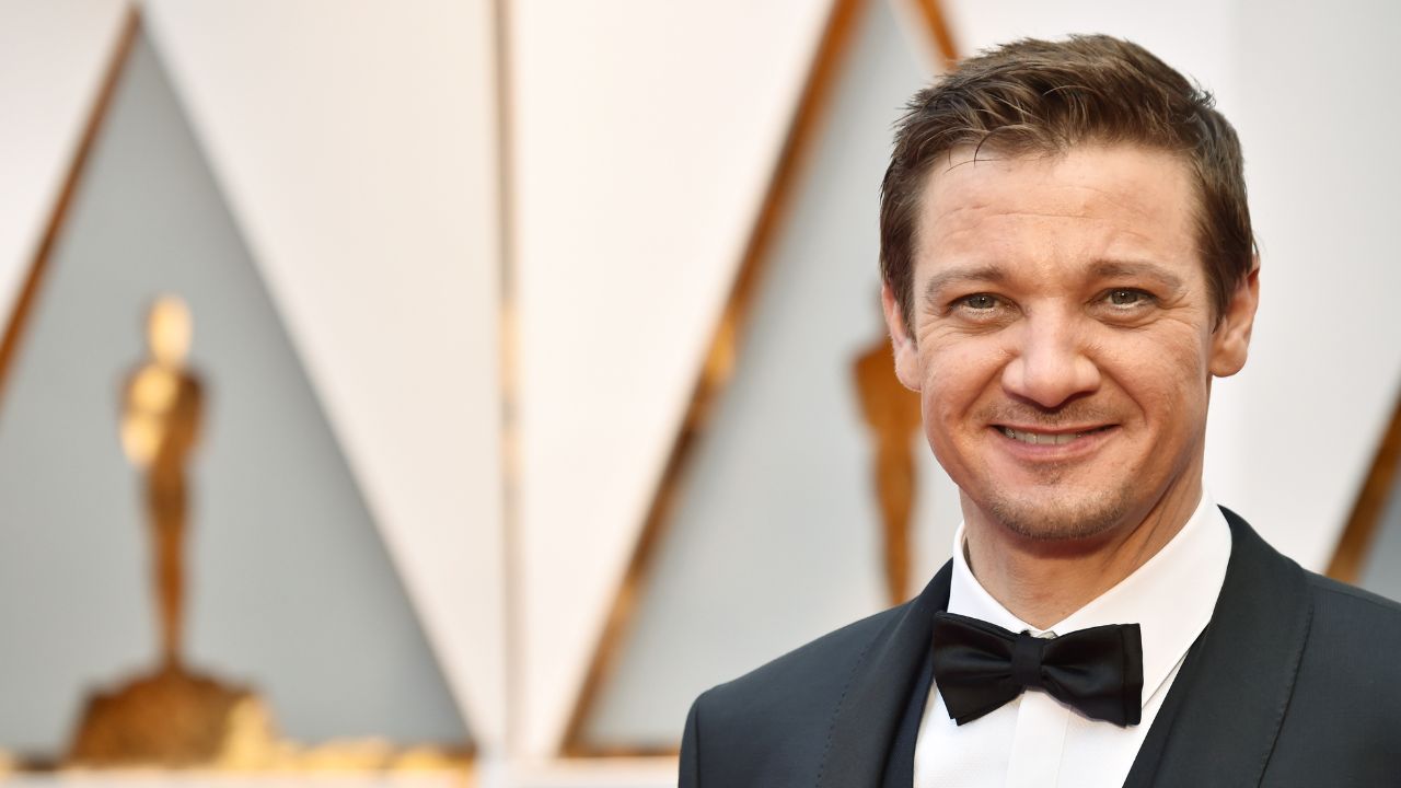 Jeremy Renner publica foto em hospital e manda recado aos fãs: ‘muito machucado’