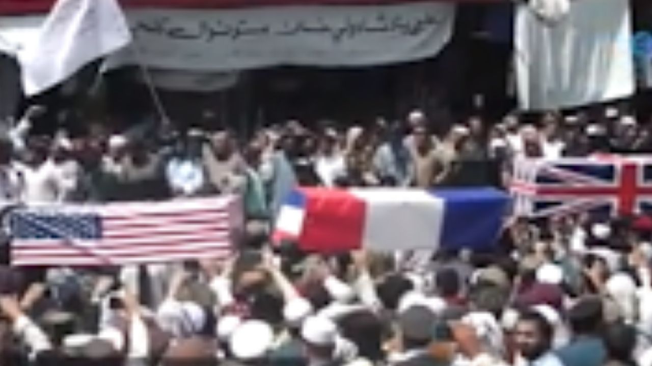 Talibã enterra simbolicamente as bandeira dos EUA e de países europeus