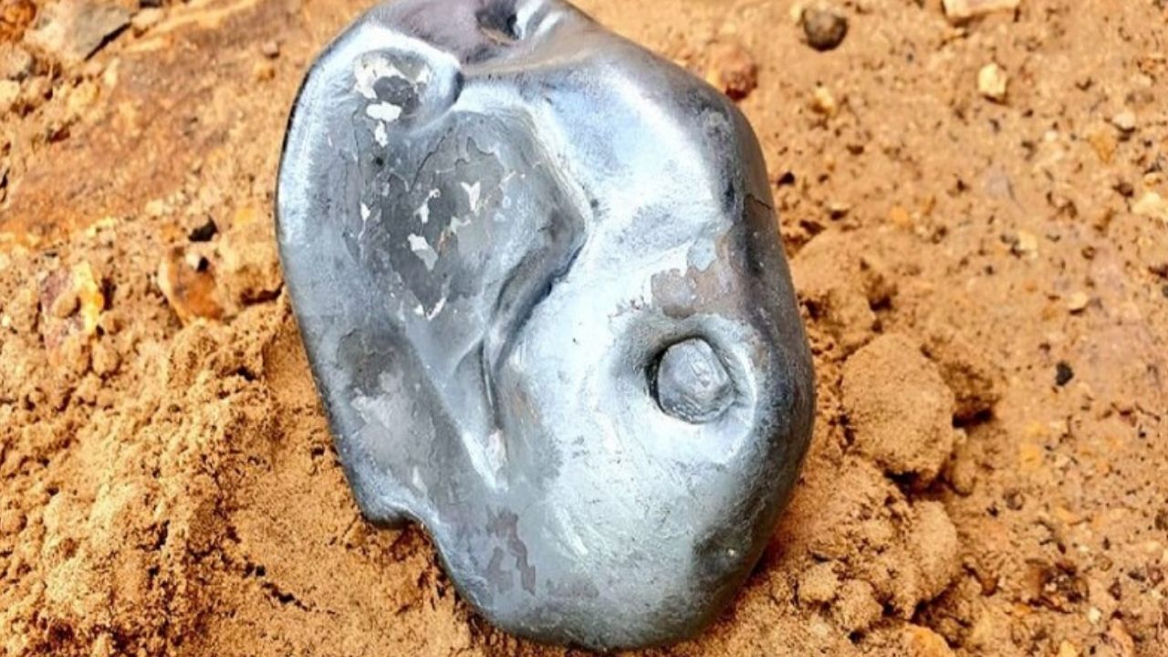 Grande objeto parecido com meteorito cai do céu, na Índia