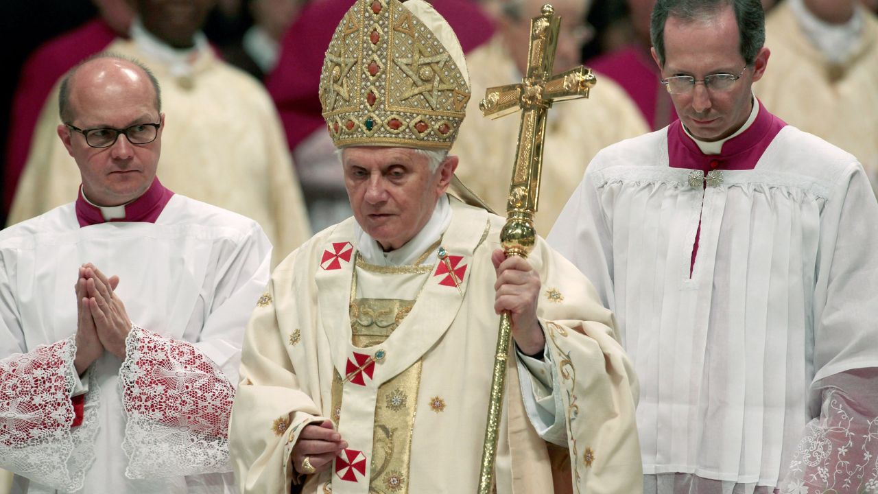 Papa Bento XVI teria ordenado a destruição de arquivos privados, diz arcebispo